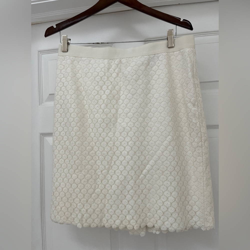 Ann Taylor Loft cream coloured lined lace skirt